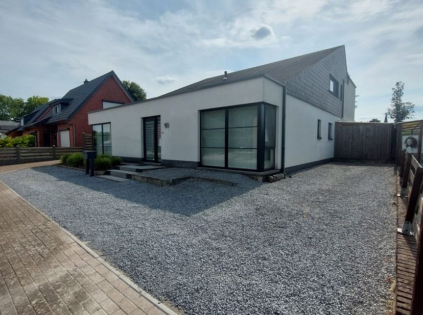Ruime woning met 5 slaapkamers (mogelijkheid tot 6 slaapkamers), 2 badkamers, gunstig EPC en zonnepanelen op een perceel van 5a 75ca. Deze woning is v